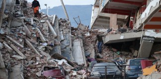 Una persona camina entre los escombros de un edificio colapsado este jueves, en Catia La Mar por los terremotos en Venezuela. Foto La Hora: EFE
