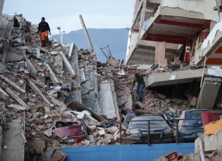 Una persona camina entre los escombros de un edificio colapsado este jueves, en Catia La Mar por los terremotos en Venezuela. Foto La Hora: EFE