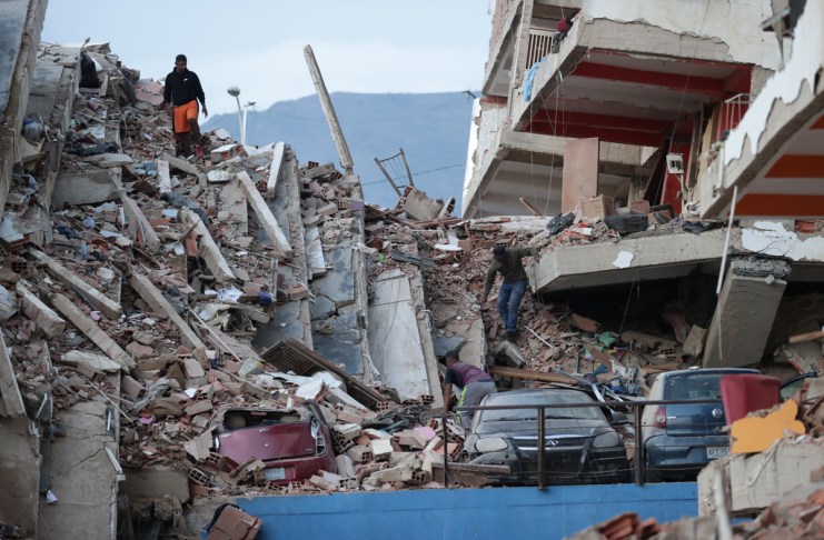 Una persona camina entre los escombros de un edificio colapsado este jueves, en Catia La Mar por los terremotos en Venezuela. Foto La Hora: EFE