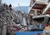 Una persona camina entre los escombros de un edificio colapsado este jueves, en Catia La Mar por los terremotos en Venezuela. Foto La Hora: EFE