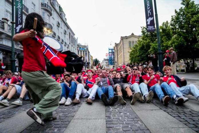 Aficionados noruegos increpan a Karl Johan tras finalizar el partido de la Copa Mundial de la FIFA 2026 entre Noruega y Senegal en Estados Unidos, en Oslo, Noruega, el 23 de junio de 2026. (Mundial de Fútbol, ​​Noruega, Estados Unidos) EFE/