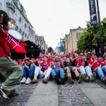 Aficionados noruegos increpan a Karl Johan tras finalizar el partido de la Copa Mundial de la FIFA 2026 entre Noruega y Senegal en Estados Unidos, en Oslo, Noruega, el 23 de junio de 2026. (Mundial de Fútbol, ​​Noruega, Estados Unidos) EFE/
