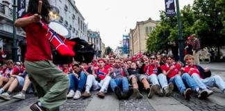 Aficionados noruegos increpan a Karl Johan tras finalizar el partido de la Copa Mundial de la FIFA 2026 entre Noruega y Senegal en Estados Unidos, en Oslo, Noruega, el 23 de junio de 2026. (Mundial de Fútbol, ​​Noruega, Estados Unidos) EFE/