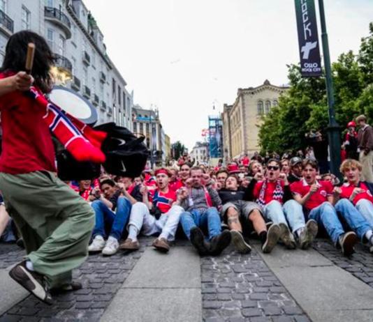 Aficionados noruegos increpan a Karl Johan tras finalizar el partido de la Copa Mundial de la FIFA 2026 entre Noruega y Senegal en Estados Unidos, en Oslo, Noruega, el 23 de junio de 2026. (Mundial de Fútbol, ​​Noruega, Estados Unidos) EFE/
