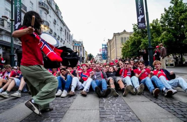 Aficionados noruegos increpan a Karl Johan tras finalizar el partido de la Copa Mundial de la FIFA 2026 entre Noruega y Senegal en Estados Unidos, en Oslo, Noruega, el 23 de junio de 2026. (Mundial de Fútbol, ​​Noruega, Estados Unidos) EFE/