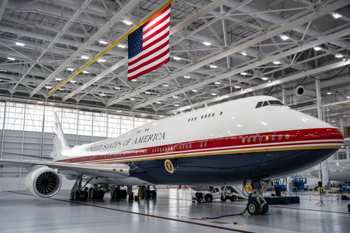 Trump desvela el nuevo Air Force One, un Boeing de lujo con los colores de la bandera Trump desvela el nuevo Air Force One, un Boeing de lujo con los colores de la bandera