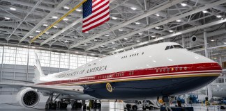 Trump desvela el nuevo Air Force One, un Boeing de lujo con los colores de la bandera