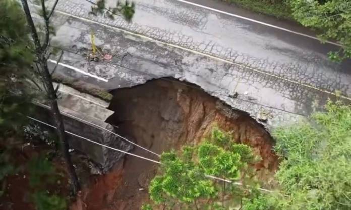 Alerta por socavamiento en ruta en las verapaces, autoridades limitan paso en un carril