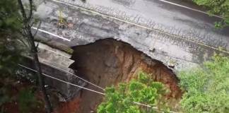 Alerta por socavamiento en ruta en las verapaces, autoridades limitan paso en un carril