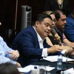En reunión de instancia de jefes de bloqueo del Congreso, el diputado Allan Rodríguez insiste que algunos artículos de la ley antilavado son inconstitucionales.