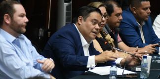 En reunión de instancia de jefes de bloqueo del Congreso, el diputado Allan Rodríguez insiste que algunos artículos de la ley antilavado son inconstitucionales.