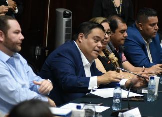 En reunión de instancia de jefes de bloqueo del Congreso, el diputado Allan Rodríguez insiste que algunos artículos de la ley antilavado son inconstitucionales.