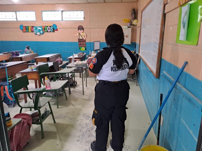 Alumnos Activación accidental de extintor afecta a 30 alumnos en centro educativo de zona 18. Foto La Hora: CVB.