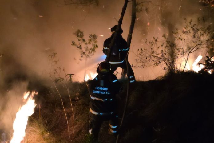 Archivo de Bomberos atendiendo incendio forestal en Quiché. Foto La Hora: Conred