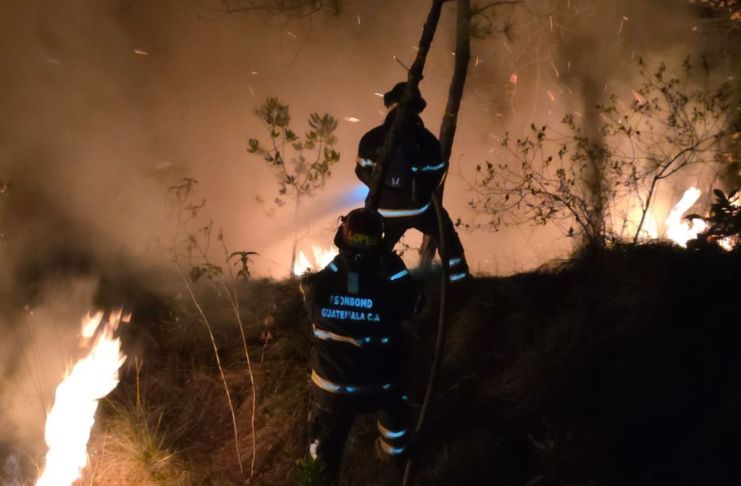 Archivo de Bomberos atendiendo incendio forestal en Quiché. Foto La Hora: Conred