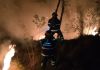 Archivo de Bomberos atendiendo incendio forestal en Quiché. Foto La Hora: Conred