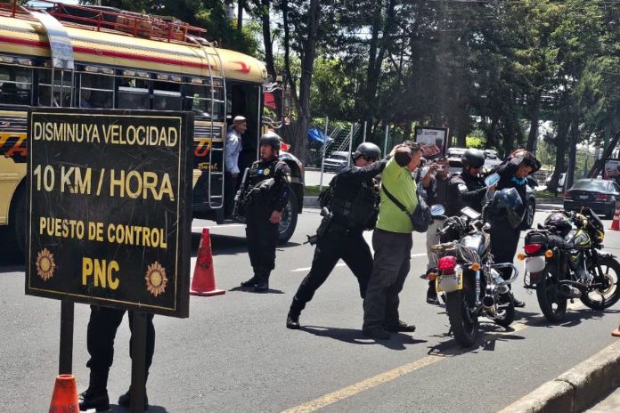 Archivo de operativo de la PNC en la calzada Roosevelt por motos consignadas. Foto La Hora: PNC
