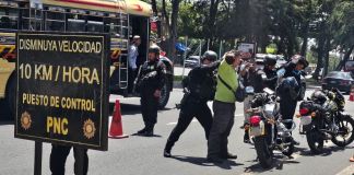 Archivo de operativo de la PNC en la calzada Roosevelt por motos consignadas. Foto La Hora: PNC