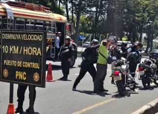 PNC reporta más de 17 mil motocicletas consignadas en lo que va del año Archivo de operativo de la PNC en la calzada Roosevelt por motos consignadas. Foto La Hora: PNC