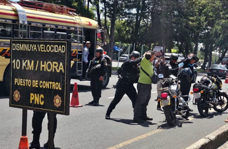 Archivo de operativo de la PNC en la calzada Roosevelt por motos consignadas. Foto La Hora: PNC