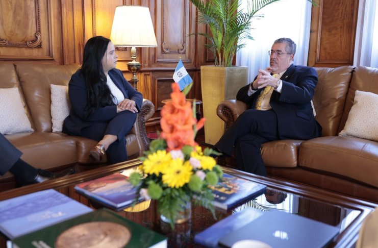 La Subsecretaria Adjunta para Centroamérica de EE. UU., Ana Quintana-Lovett sostuvo una reunión con el presidente, Bernardo Arévalo. Foto La Hora: Gobierno de Guatemala.