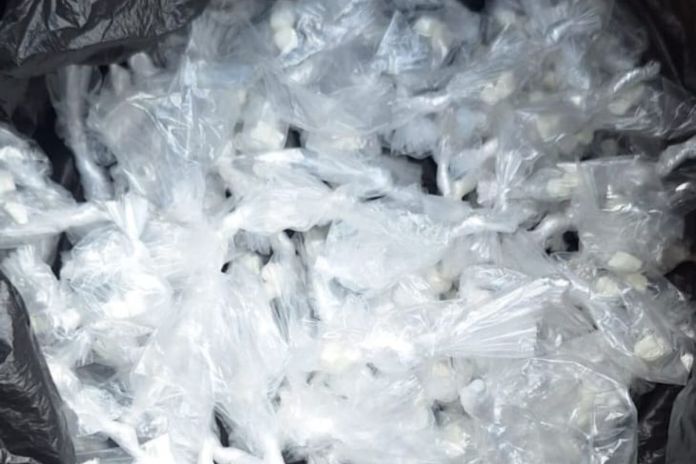 Adolescente con alerta Alba-Keneth es sorprendido con más de 100 bolsitas de supuesto crack y cristal. Foto La Hora: PNC.