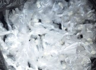 Adolescente con alerta Alba-Keneth es sorprendido con más de 100 bolsitas de supuesto crack y cristal Adolescente con alerta Alba-Keneth es sorprendido con más de 100 bolsitas de supuesto crack y cristal. Foto La Hora: PNC.