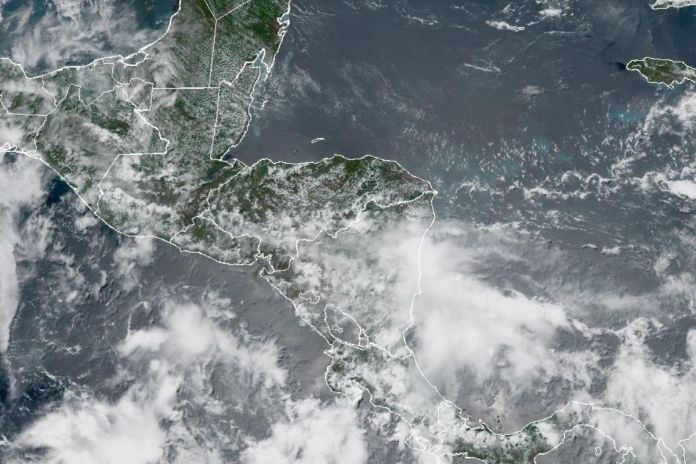 Sistema de baja presión mantiene 40% de probabilidad de convertirse en ciclón tropical