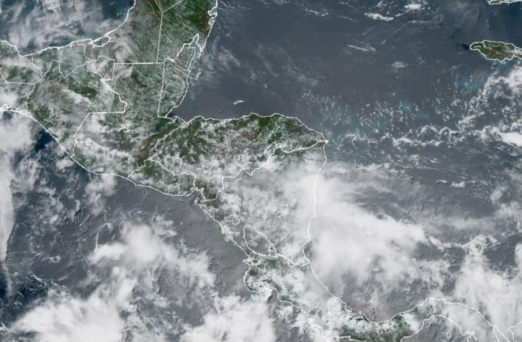 Sistema de baja presión mantiene 40% de probabilidad de convertirse en ciclón tropical