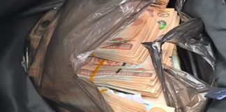 Incautan Q107 mil e impactan a estructura criminal “Dementes Locos” tras incursiones en El Gallito Hombre de 50 años es sorprendido con Q107 en una mochila durate operativos en El Gallito. Foto La Hora: PNC.