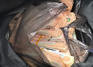 Incautan Q107 mil e impactan a estructura criminal “Dementes Locos” tras incursiones en El Gallito Hombre de 50 años es sorprendido con Q107 en una mochila durate operativos en El Gallito. Foto La Hora: PNC.