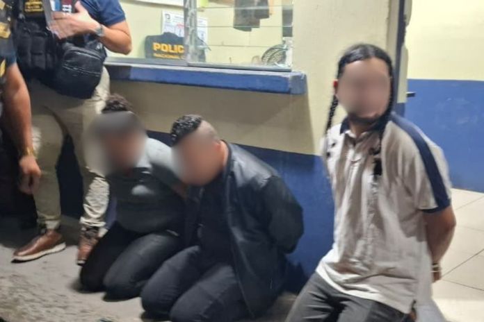 Presuntos sicarios del Barrio 18 se enfrentan a la PNC. Foto La Hora: PNC.