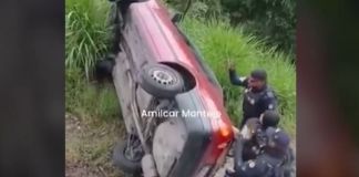Automóvil cae a hondonada en Vista Hermosa y desata colapso vial Vehículo cae a hondonada en Vista Hermosa y deja personas atrapadas; tránsito se ve afectado. Foto La Hora: Captura de pantalla.
