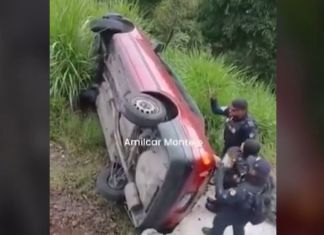 Automóvil cae a hondonada en Vista Hermosa y desata colapso vial Vehículo cae a hondonada en Vista Hermosa y deja personas atrapadas; tránsito se ve afectado. Foto La Hora: Captura de pantalla.