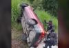 Vehículo cae a hondonada en Vista Hermosa y deja personas atrapadas; tránsito se ve afectado. Foto La Hora: Captura de pantalla.