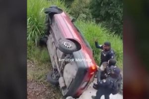 Automóvil cae a hondonada en Vista Hermosa y desata colapso vial