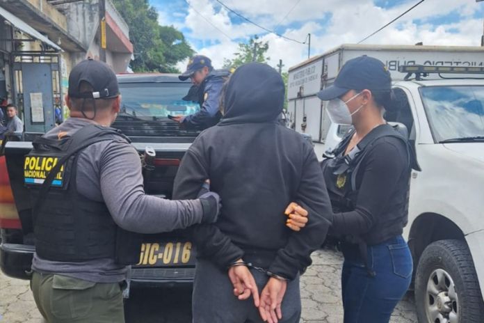 Hondureña de 19 años es capturada en Mixco con un silenciador para arma de fuego. Foto La Hora: PNC.