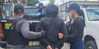 Hondureña de 19 años es capturada en Mixco con un silenciador para arma de fuego. Foto La Hora: PNC.