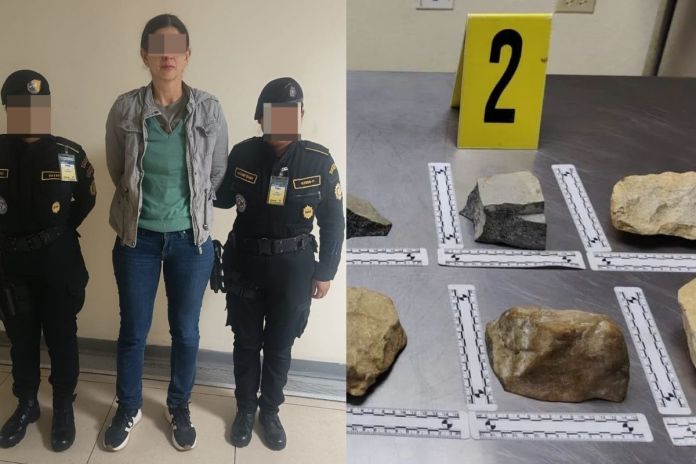 Capturan a mujer en el Aeropuerto La Aurora por transportar jade sin documentación. Foto La Hora: PNC.