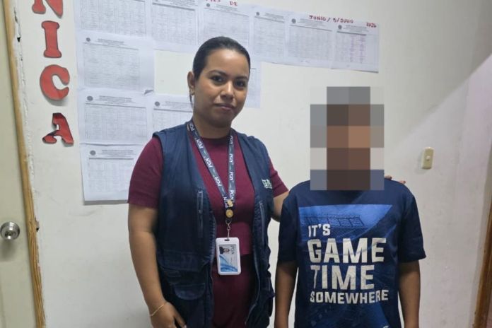 Niño de 12 años llega a juzgado y denuncia presuntas agresiones de su madre. Foto La Hora: PNC.