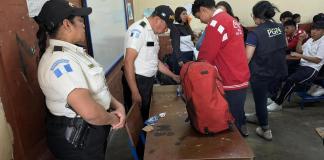 Autoridades realizan revisión de mochilas de estudiantes de diferentes centros educativos Autoridades realizan revisión de mochilas de estudiantes de diferentes centros educativos