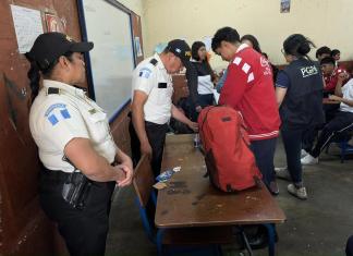Autoridades realizan revisión de mochilas de estudiantes de diferentes centros educativos Autoridades realizan revisión de mochilas de estudiantes de diferentes centros educativos