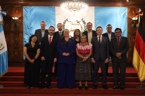 Autoridades y Junta Directiva de la AGEG en el lanzamiento de FILGUA 2026. Entre ellas, la ministra Anabella Giracca, la doctora Rigoberta Menchú Tum, y Denise Phé-Funchal.