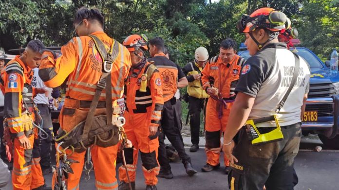 Los Bomberos Voluntarios realizaron la búsqueda de los menores la noche del jueves y en la madrugada de este viernes fueron ubicados. Foto La Hora: BV
