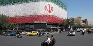 Esto dice el acuerdo entre Estados Unidos e Irán para poner fin a la guerra Bandera de Irán en un rótulo luminoso