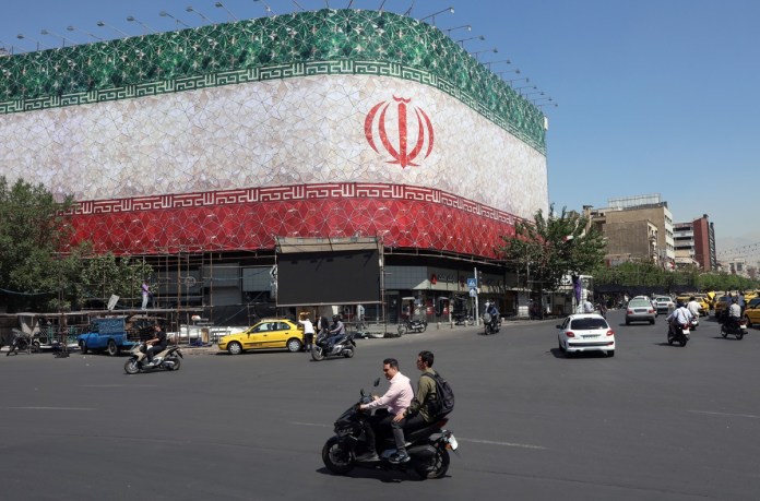 Texto del acuerdo para terminar la guerra Bandera de Irán en un rótulo luminoso