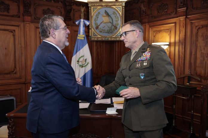 Jefe del Comando Sur de EE. UU. concluye visita a Guatemala centrada en seguridad y combate al narcoterrorismo. Foto La Hora: Gobierno de Guatemala.
