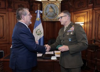 Jefe del Comando Sur de EE. UU. concluye visita a Guatemala centrada en seguridad y combate al narcoterrorismo Jefe del Comando Sur de EE. UU. concluye visita a Guatemala centrada en seguridad y combate al narcoterrorismo. Foto La Hora: Gobierno de Guatemala.
