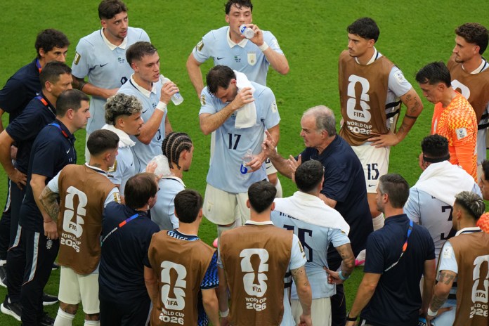 Marcelo Bielsa, seleccionador de Uruguay da indicaciones durante el entreno este sábado. Mañana se enfrentan al rival Arabia Saudita. Foto La Hora: EFE