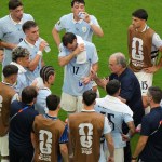 Marcelo Bielsa, seleccionador de Uruguay da indicaciones durante el entreno este sábado. Mañana se enfrentan al rival Arabia Saudita. Foto La Hora: EFE